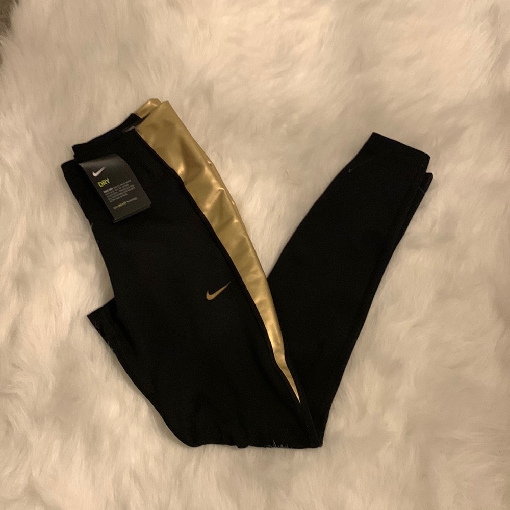 Medium New Nike Tight Fit leggings